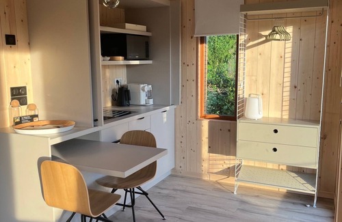 Vieille-Toulouse Cabin | La victorine Cabane aux portes de toulouse In a green setting