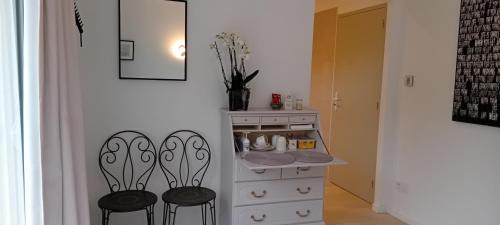 Roquebrun House | La vie en rose, a room with a view!