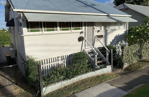 Manly House | La Vie en Rose is 2 bedroom Home with Bay Views