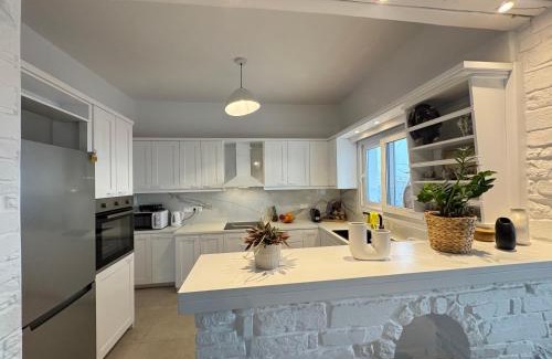 Glisidia House | La vie est belle luxury apartment BBQ jacuzzi&view