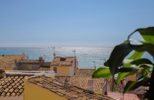 Old Town Apartment | La Vila Feliz, gemütliche private Duplex-Ferienwohnung im typischen Fischerhaus mit fantastischem Meerblick
