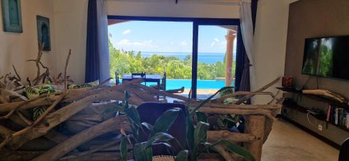 Nosy Boraha Villa | La VILLA ANKARENA Dans un domaine forestier tropical, VILLA ENTIERE avec PISCINE PRIVEE, Wifi, TV, personnels inclus Plage à 5 minutes à pieds