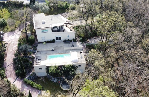 Chateauneuf-du-Rhone Villa | La Villa des Chênes, en Forêt Avec Piscine Privée