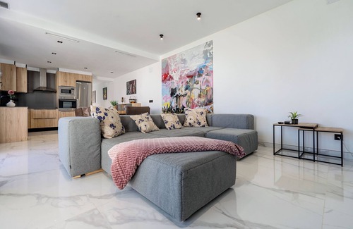 El Roc de Sant Gaieta Villa | 'La Villa Del Roc' with Private Pool, Wi-Fi and Air Conditioning