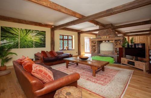 Olveston Villa | La Villa Olli -Natural pool & Hot tub