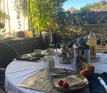 Rognes Bed & Breakfast | la villageoise, chambre troglodyte pitoresque au cœur du village