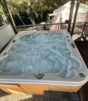 Caveirac House | La yourte de Nîmes, sauna, spa , jacuzzi piscine et aire de jeux privatif