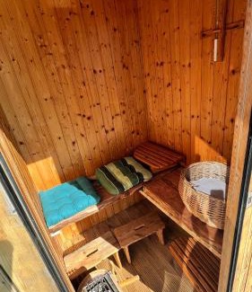 Caveirac House | La yourte de Nîmes, sauna, spa , jacuzzi piscine et aire de jeux privatif