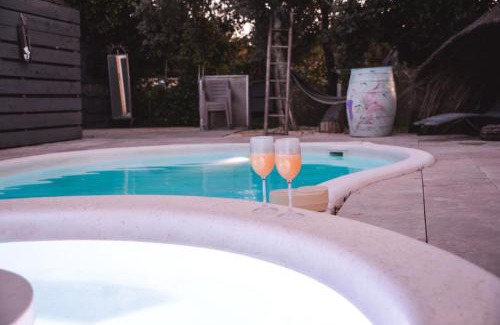 Caveirac House | La yourte de Nîmes, sauna, spa , jacuzzi piscine et aire de jeux privatif