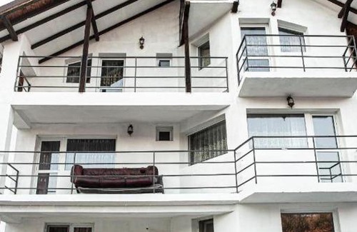 Capatineni-Ungureni House | LaBebe - Vidraru