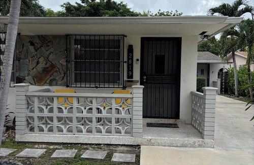 Coral Way House | LaBella Suite- 2/1 in Miami, Modern home, BBQ