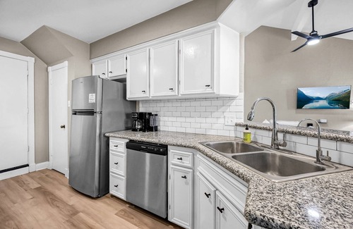 April Sound Condo | Labor Day is Open! Charming Home Near Lake Conroe – Close to Marinas, Dining & Downtown Montgomery