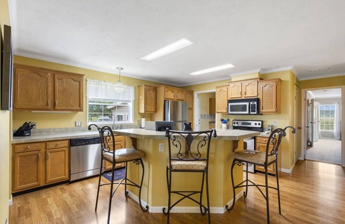 Omaha House | Labor Day Open-Near Branson & Thunder Ridge-Free Tickets-Live Llamas-Private HotTub-Near Lakes