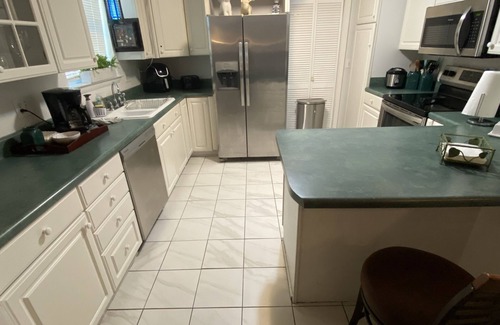 Ferry Pass House | LABOR DAY SPECIAL: SPACIOUS HOME NEAR DOWNTOWN & BEACHES! PETS OKAY, SLEEPS 8 +