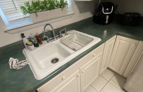 Ferry Pass House | LABOR DAY SPECIAL: SPACIOUS HOME NEAR DOWNTOWN & BEACHES! PETS OKAY, SLEEPS 8 +