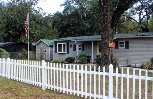 Dunnellon House | Labor Day still available.Pet friendly, use of kayaks bikes and canoe Great dock