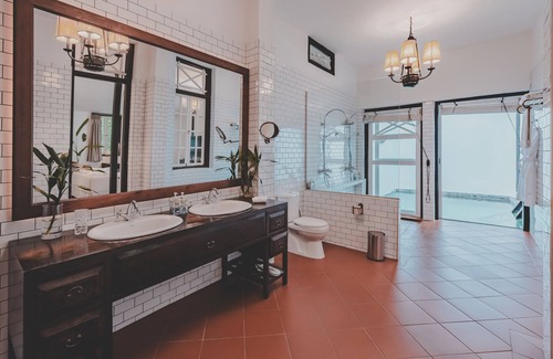 Harbourfront Hotel | Labrador Villa
