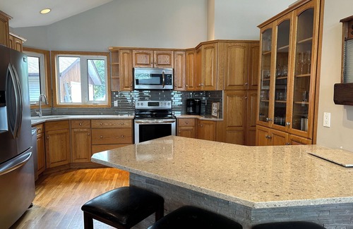 Lac du Bonnet Cottage | Lac du Lakehouse - Spacious 3bdrm, 2bath Waterfront home on Wpg River in LDB