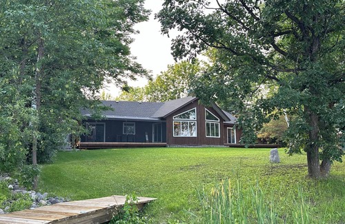 Lac du Bonnet Cottage | Lac du Lakehouse - Spacious 3bdrm, 2bath Waterfront home on Wpg River in LDB