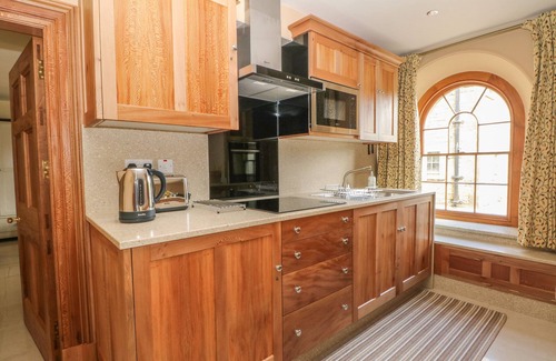 Longnor Apartment | LACEWOOD, romantic, luxury holiday cottage, with a garden in Longnor