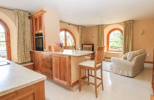 Longnor Apartment | LACEWOOD, romantic, luxury holiday cottage, with a garden in Longnor