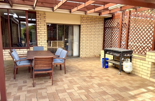 Kangaroo Island House | Lacey’s Holiday House - 5 minute walk to town precinct