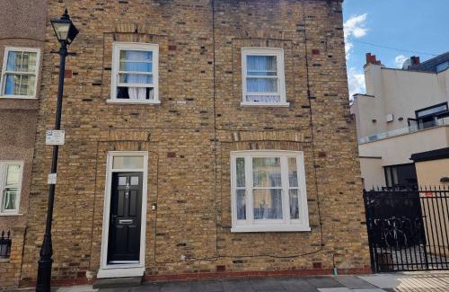 Bow West House | Lackco's Dulux Room for Royals