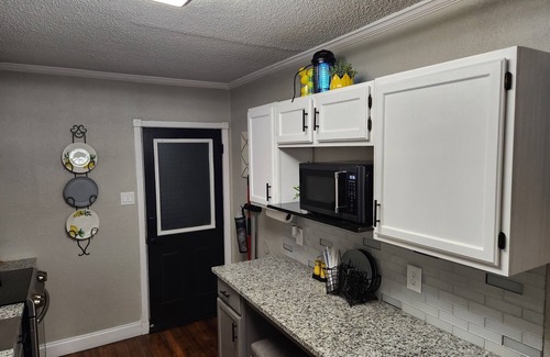 Southside House | Lackland AFB Landscaped Beauty Riverwalk 5mi Alamo 5mi,Missions