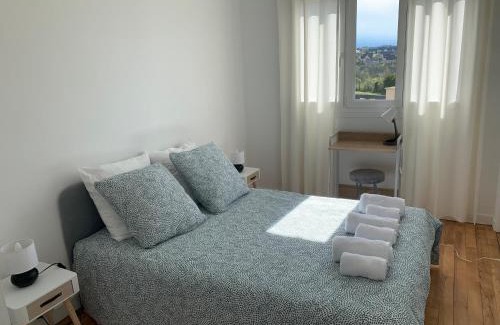 Pont-Hebert Apartment | Lacolline-ponthebert,com - Appartement Entier Rénové -Grand Parking gratuit, Tout équipé, Confortable, Netflix et Amazon Prime Gratuits et Illimités, Matelas Emma, Lave Linge, Vue sur la Vallée, RDC