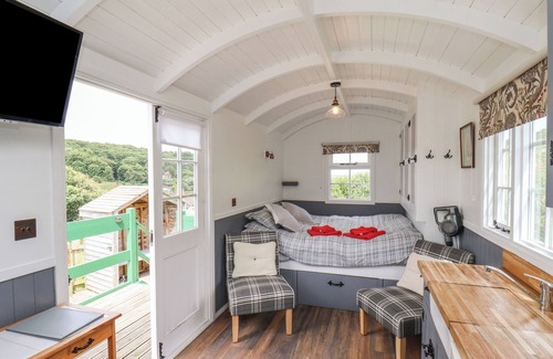 Skinningrove Cottage | LADY BIRD RETREAT, romantic, with hot tub in Skinningrove