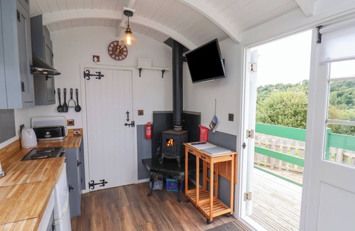 Skinningrove Cottage | LADY BIRD RETREAT, romantic, with hot tub in Skinningrove