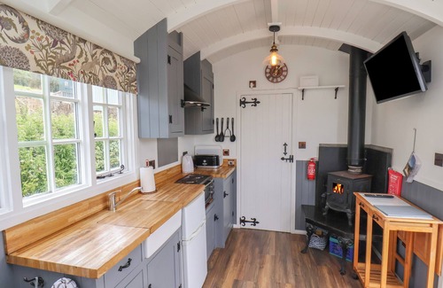 Skinningrove Cottage | LADY BIRD RETREAT, romantic, with hot tub in Skinningrove