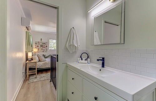 East Cesar Chavez House | Lady Bird Sanctuary – A Chic Stay in an Unbeatable Austin Location!