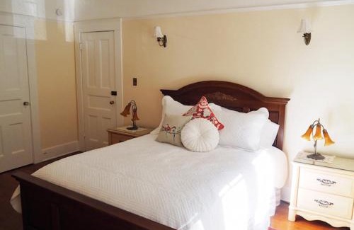 City Center Medford Bed & Breakfast | Lady Geneva Bed & Breakfast