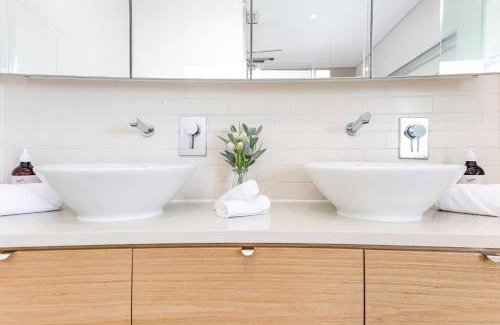 Darwin City Centre Apartment | 'Lady of the Lagoon' Spacious Waterfront Luxury