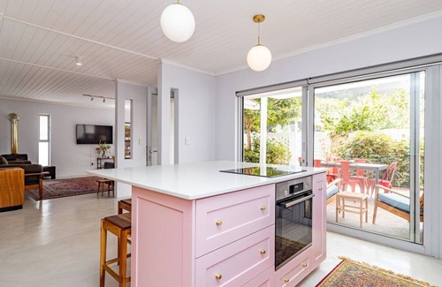 Voelklip Cottage | Ladybird Designer Cottage near Grotto Beach