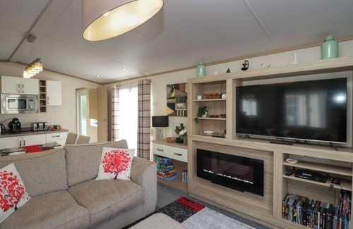Tewitfield Cottage | LADYBIRD LODGE, pet friendly, with pool in Carnforth