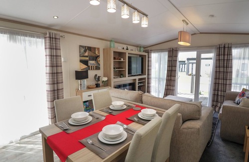 Tewitfield Cottage | LADYBIRD LODGE, pet friendly, with pool in Carnforth