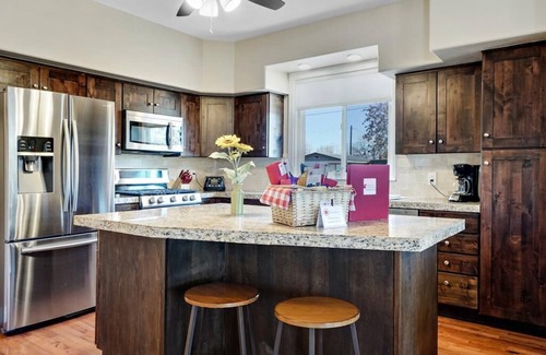 Fruita House | Ladybug I: Chic Comfort, Bikes & Fire Pit Fun