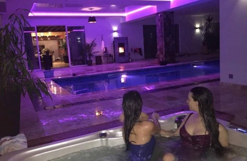 Saint-Medard-sur-Ille Villa | Lafamosia Grand gîte de groupe piscine intérieure spa, Rennes15 mn St Malo30 mn
