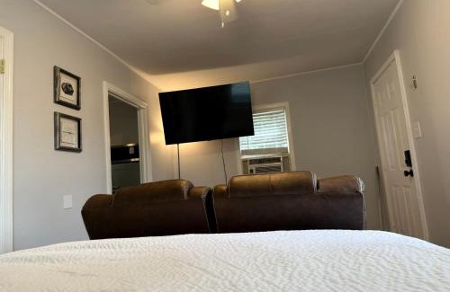 Lafayette Apartment | Lafayette Apartment-Free parking kitchen and WiFi