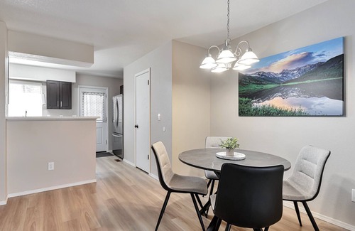 Lafayette House | Lafayette Townhouse Minutes from Good Samaritan Hospital