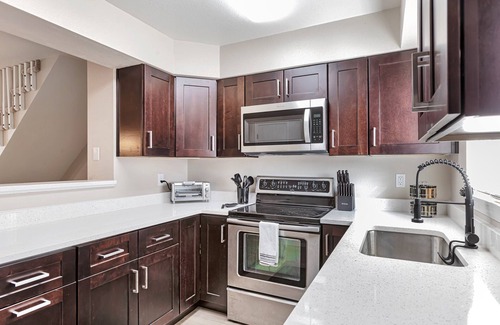 Lafayette House | Lafayette Townhouse Minutes from Good Samaritan Hospital