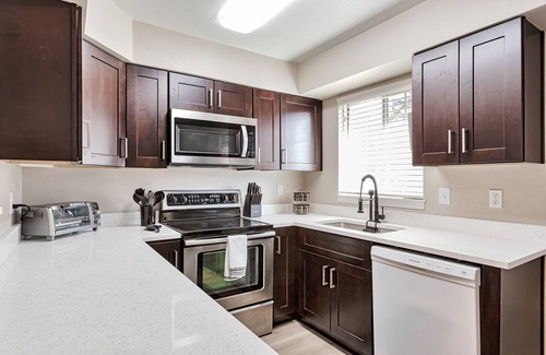 Lafayette House | Lafayette Townhouse Minutes from Good Samaritan Hospital