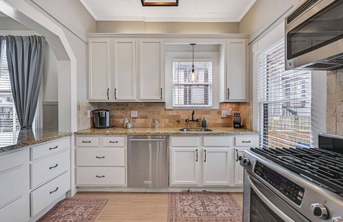Galveston House | Lafittes Lookout-Huge Pool-HotTub-Fire Pit BBQ!