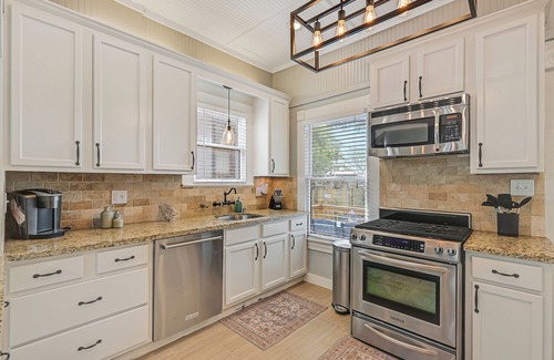 Galveston House | Lafittes Lookout-Huge Pool-HotTub-Fire Pit BBQ!