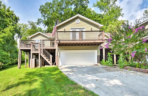 La Follette House | LaFollette Townhome with Deck and Norris Lake Views!