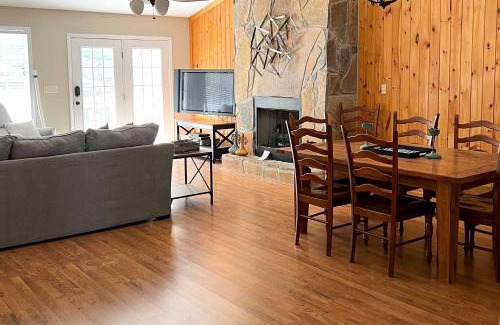 La Follette House | LaFollette Townhome with Deck and Norris Lake Views!