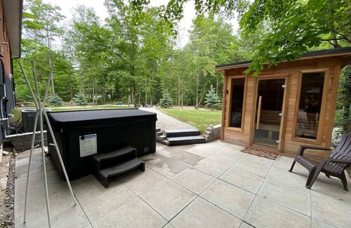 Tiny House | Lafontaine Beach House - HOT TUB & SAUNA