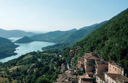 Ascrea Apartment | Lago del Turano - La Taverna con cucina open space e free WI-FI